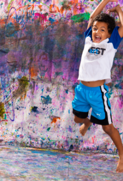 Child painting at Artnest kids art class