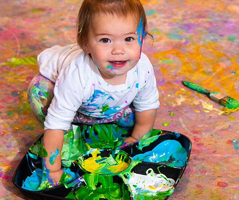Children painting in Artnest Studio class
