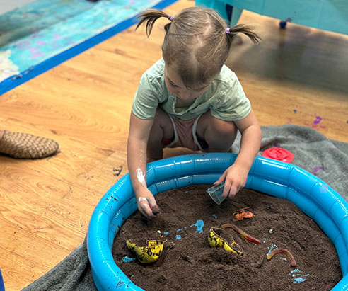 Children painting in Artnest Studio class