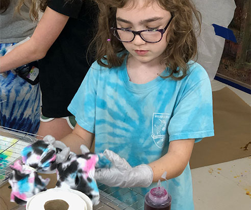 Children painting in Artnest Studio class
